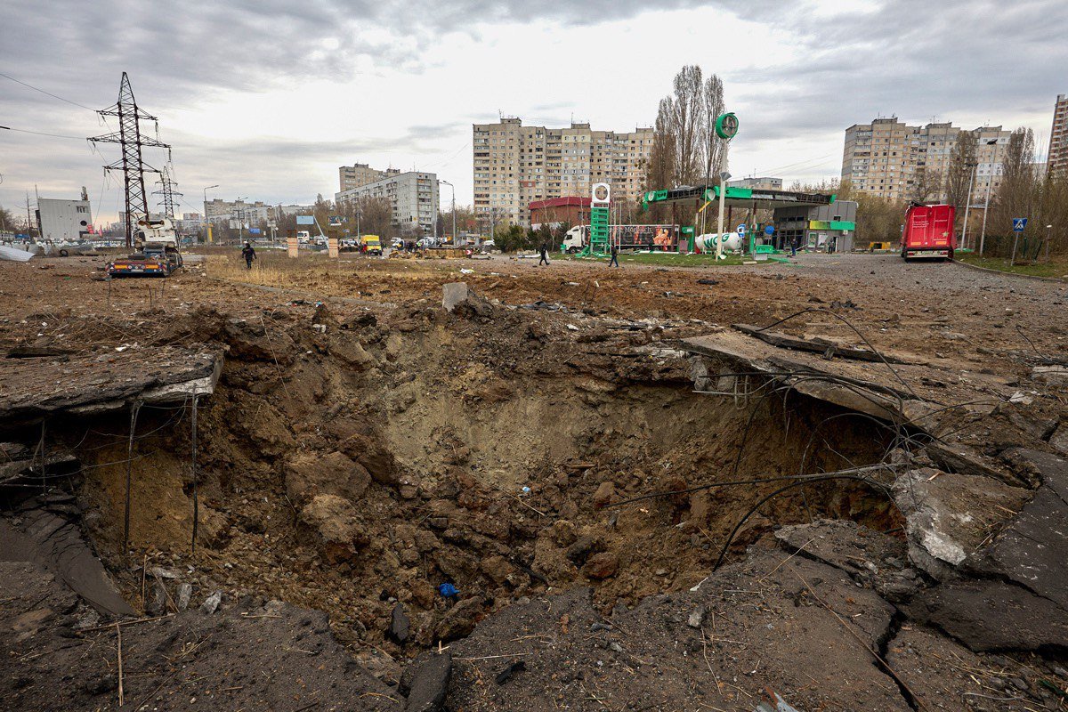 Воронка от бомбы на месте ночного обстрела Харькова, Украина, 6 апреля 2024 года. Фото: Сергей Козлов / EPA-EFE