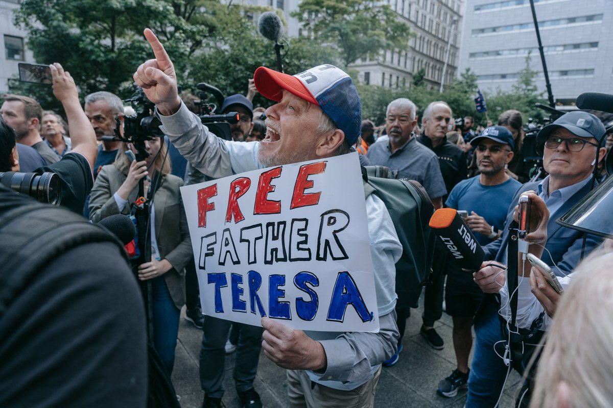 Протестующий сторонник Трампа у здания суда в Нью-Йорке, 30 мая 2024 года. Фото: Olga Fedorova / EPA-EFE