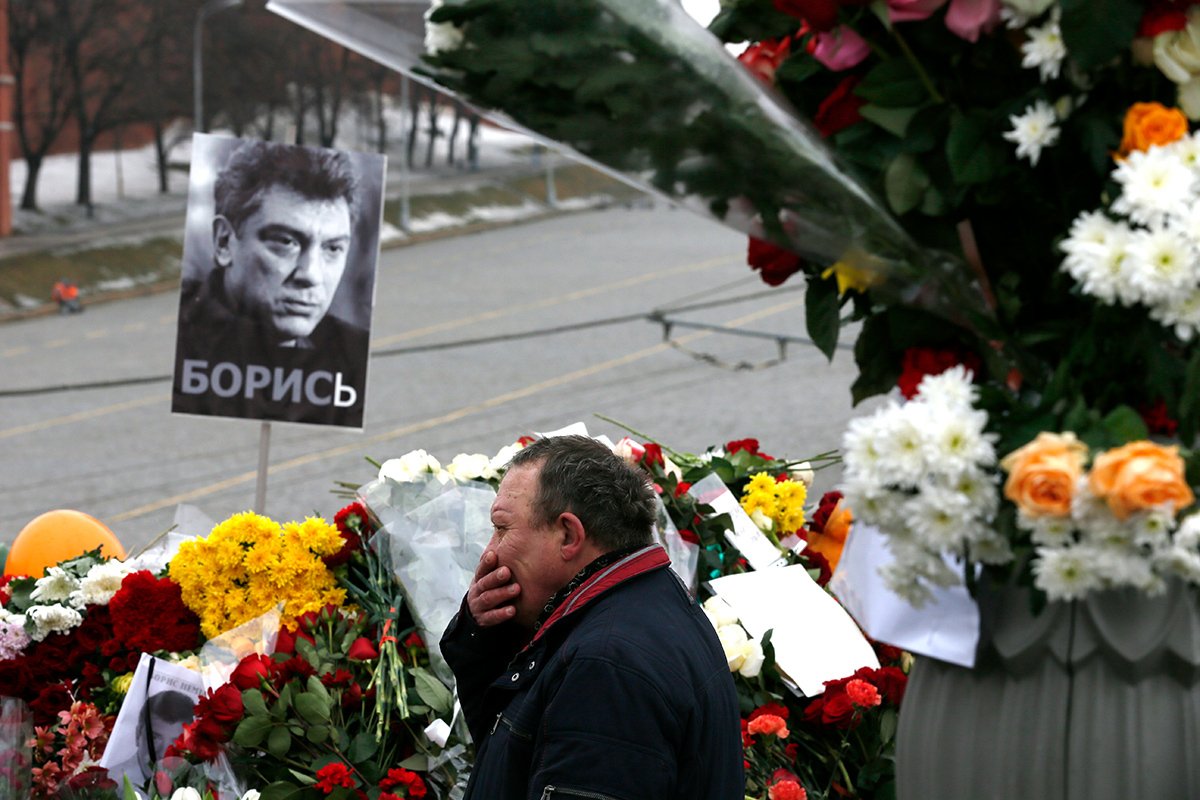 Мужчина на месте убийства Бориса Немцова в центре Москвы, 2 марта 2015 года. Фото: Сергей Ильницкий / EPA