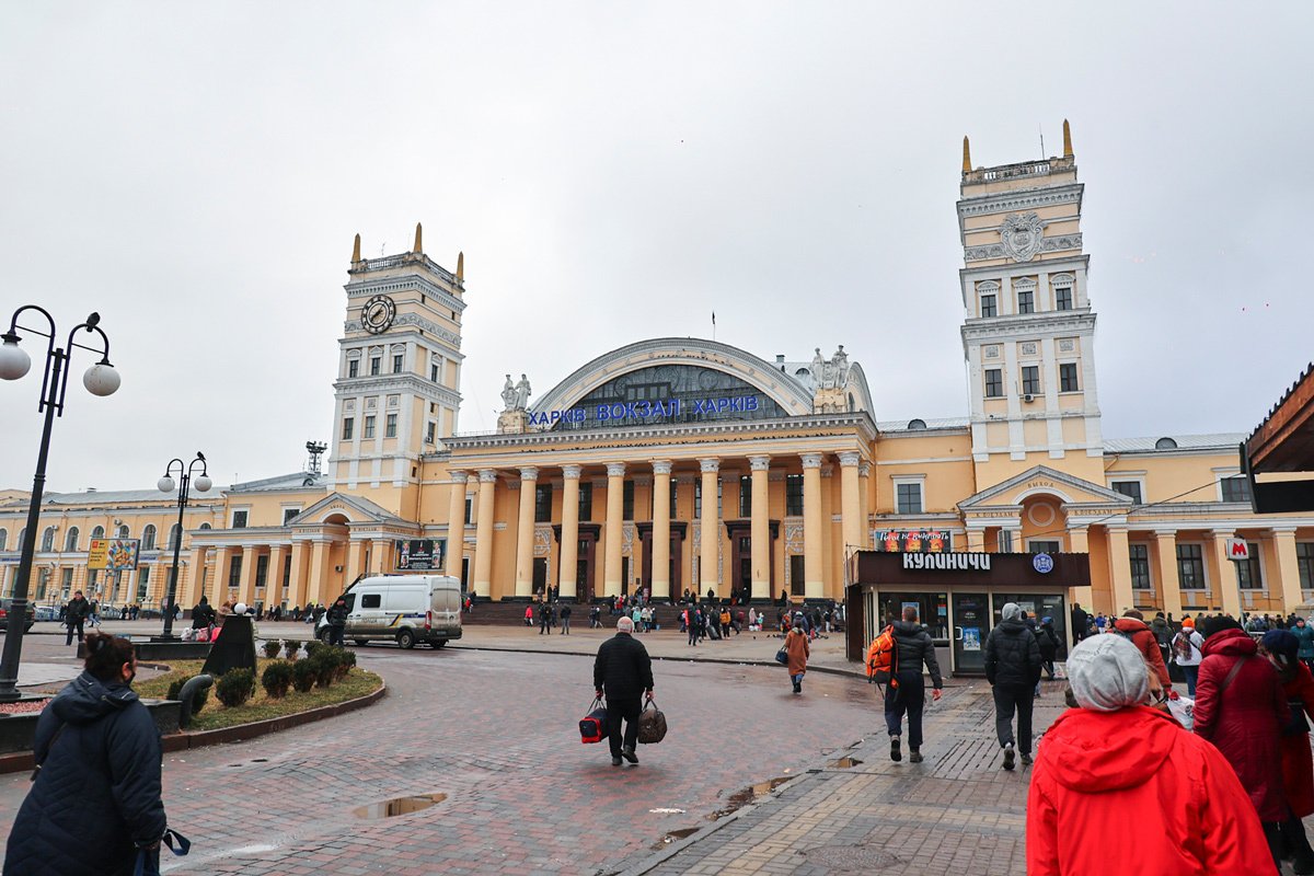 Люди идут на железнодорожный вокзал для эвакуации в Харькове, Украина, 3 марта 2022 года. Фото: Сергей Козлов / EPA-EFE