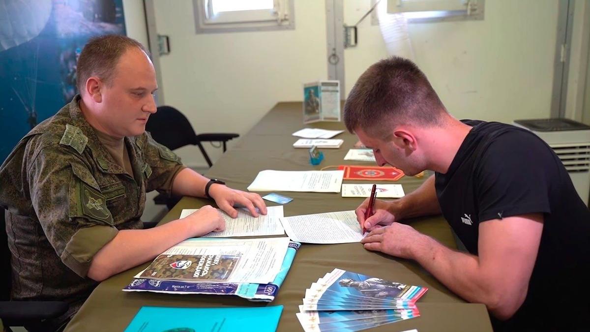 «Вёрстка»: в контрактах Минобороны для операторов дронов появился пункт о возможности уволиться через год