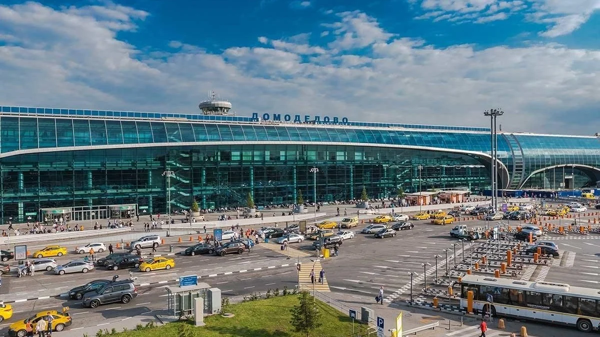 «Коммерсант»: аэропорт «Домодедово» начал массово сокращать сотрудников