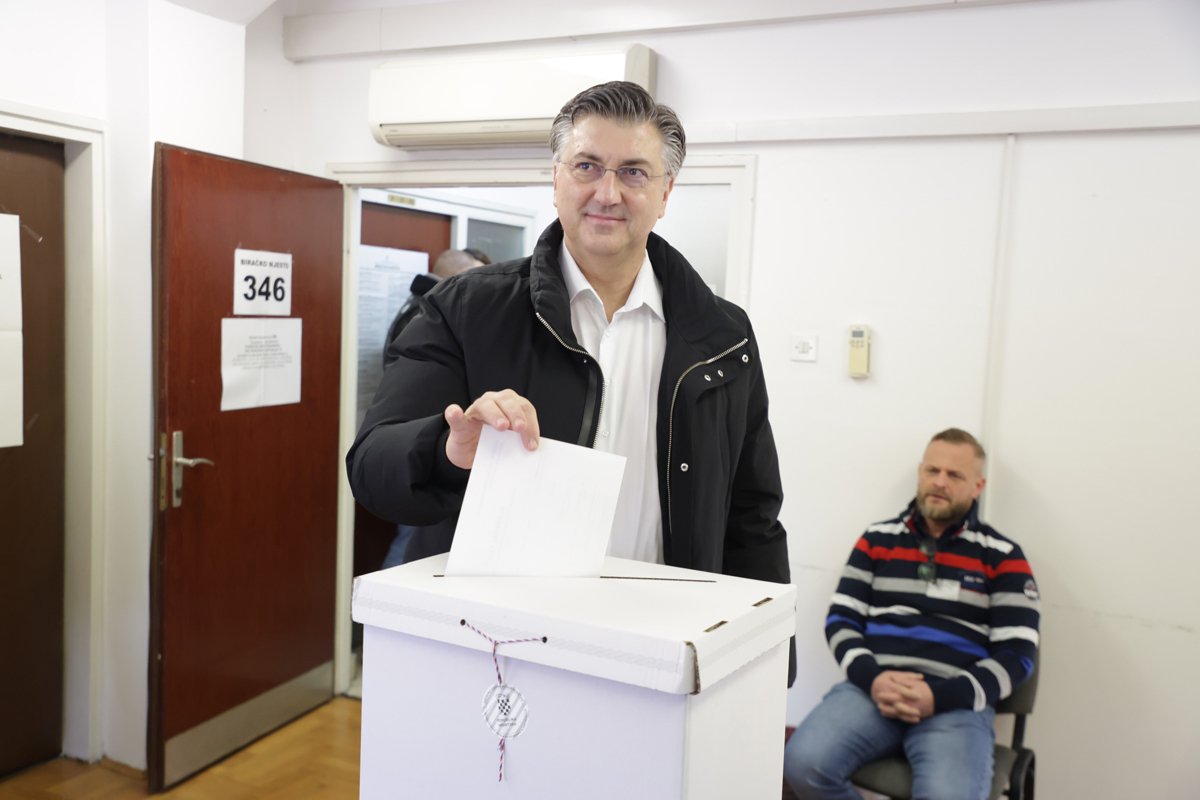 Андрей Пленкович голосует во время первого тура президентских выборов в Загребе, 29 декабря 2024 года. Фото: EPA