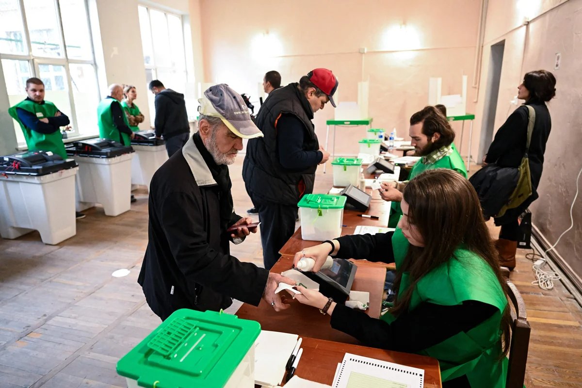 Georgians cast their votes during the parliamentary elections at a polling station in Tbilisi, 26 October 2024. Photo: Vano Shlamov / AFP / Scanpix / LETA