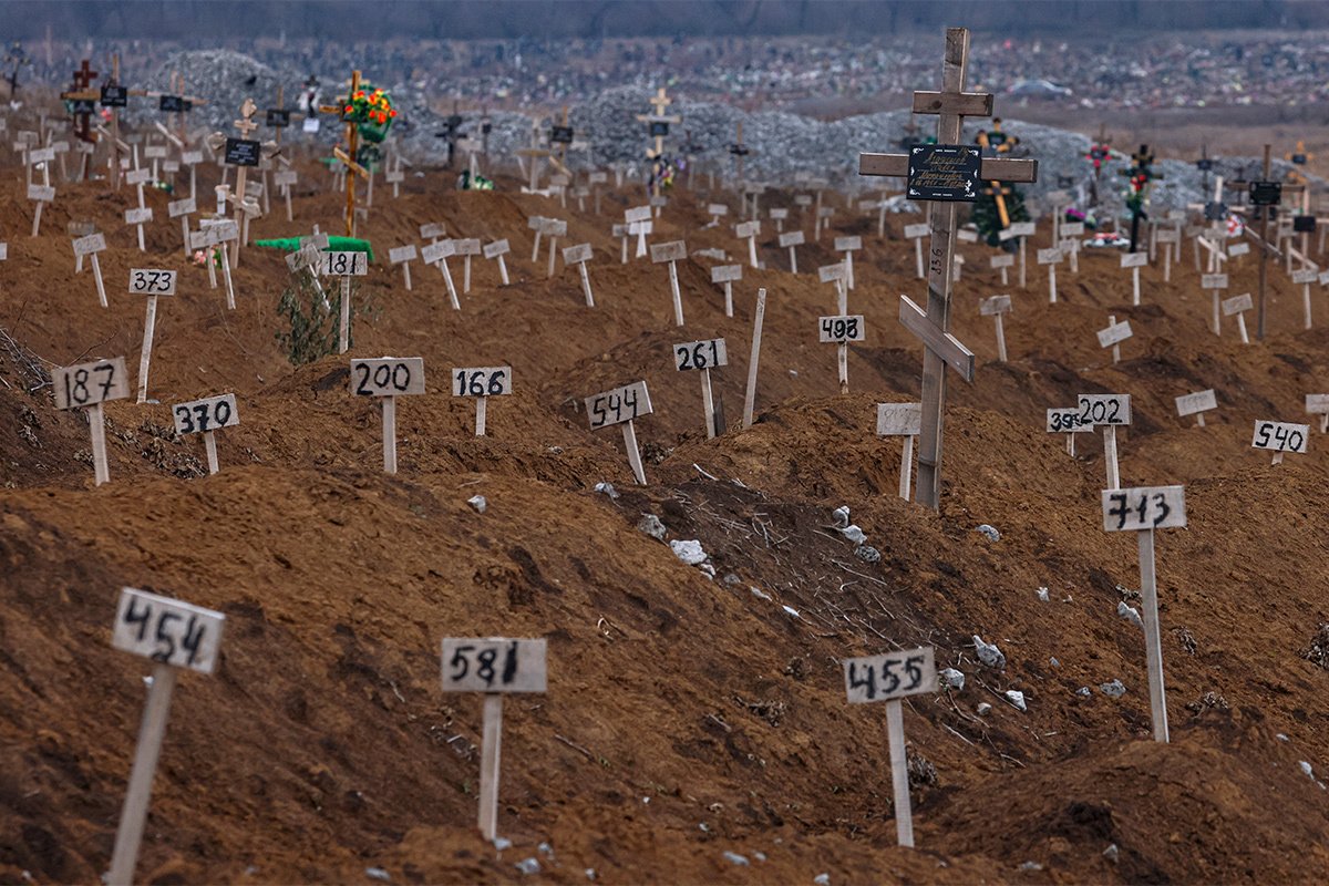 Номера могил неопознанных жителей, погибших во время боев в Мариуполе, Украина, 10 декабря 2022 года. Фото: Сергей Ильницкий / EPA-EFE
