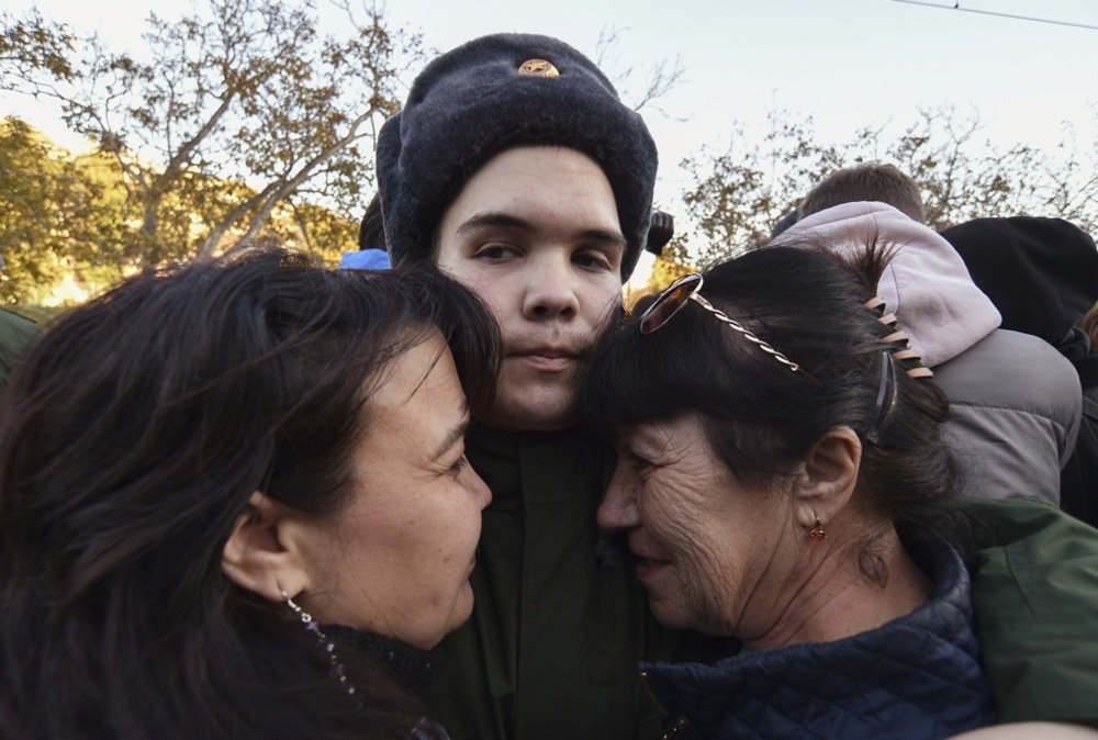 Российский призывник прощается с родными перед отправкой на службу в армию, фото: EPA-EFE