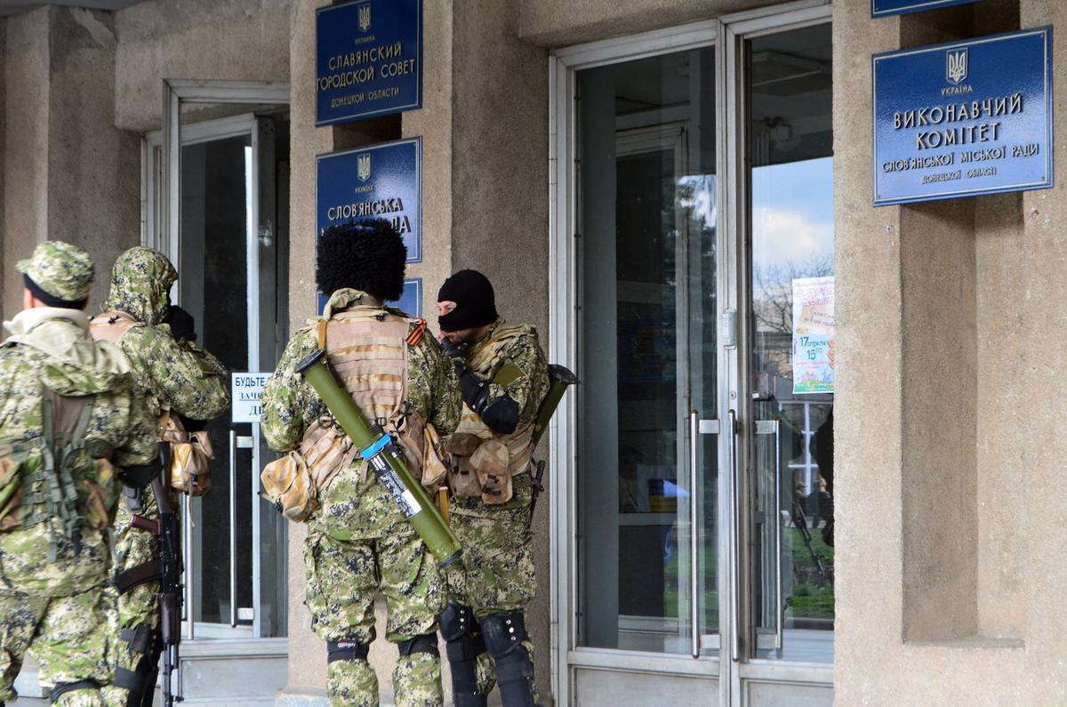 Вооруженные люди с георгиевскими ленточками у здания Славянского горсовета, апрель 2014 года. Фото: facebook/enasadyuk