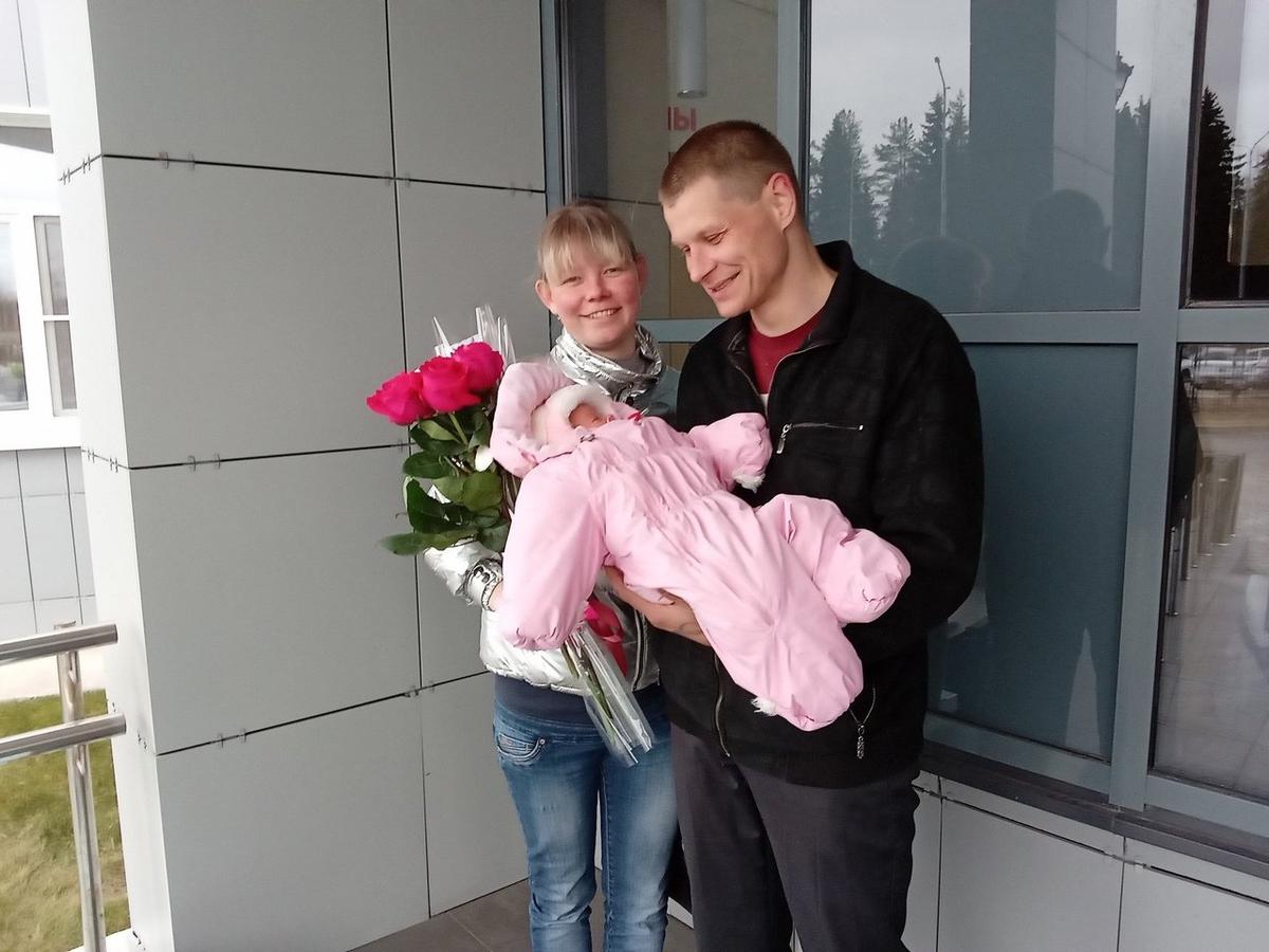 Лена и Максим Бочкаревы с новорожденной дочкой. Фото из семейного архива