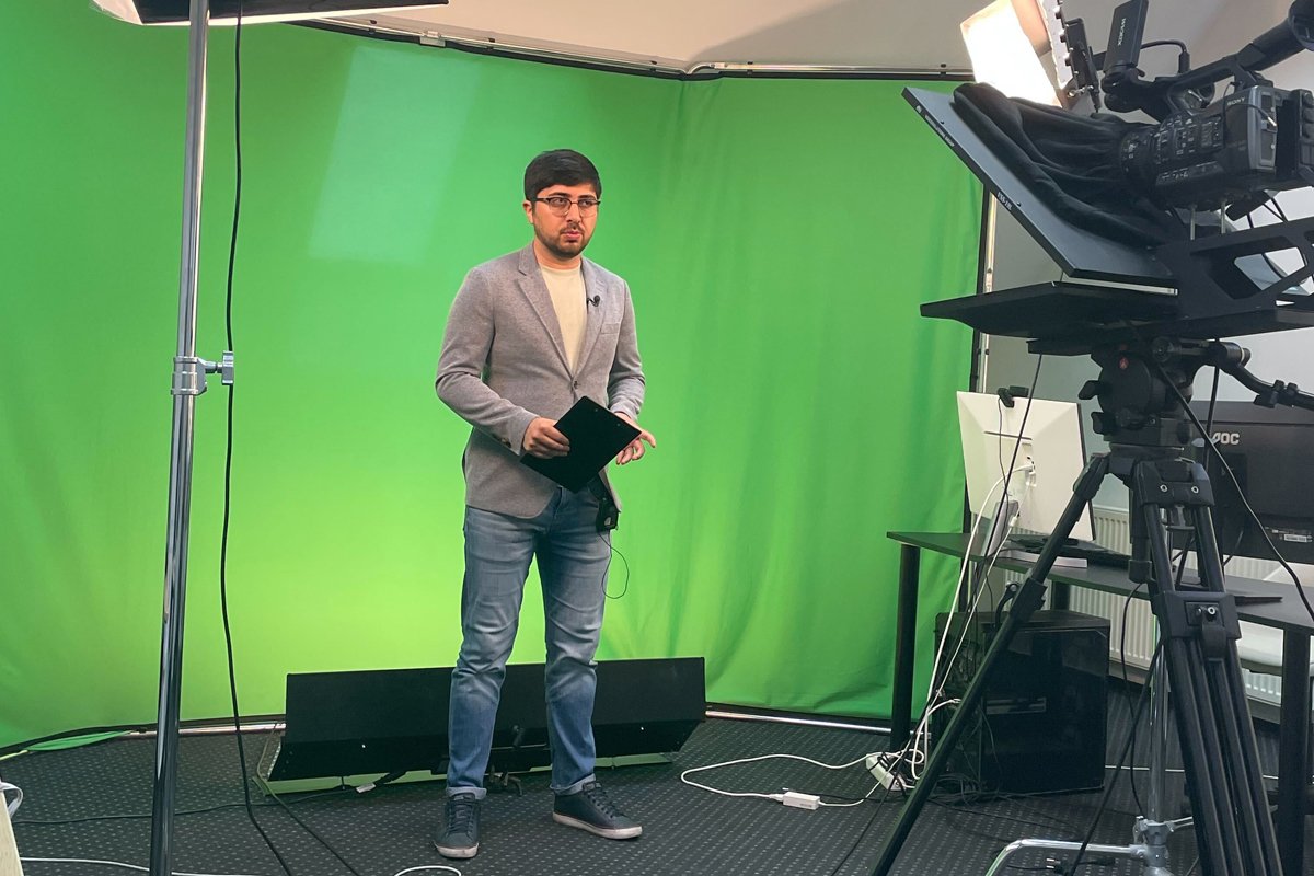 Фируз Хайит во время записи выпуска новостей в студеии AZDA TV. Фото Ирины Халип