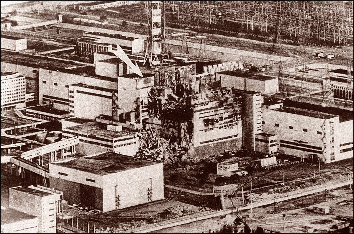 Поврежденный реактор № 2 украинской атомной электростанции в Чернобыле после того, как 26 апреля 1986 года здесь произошел мощный взрыв, вызвавший серьезные повреждения и радиоактивные выпадения, которые распространились по всей Европе. Фото: EPA-PHOTO/ HANDOUT