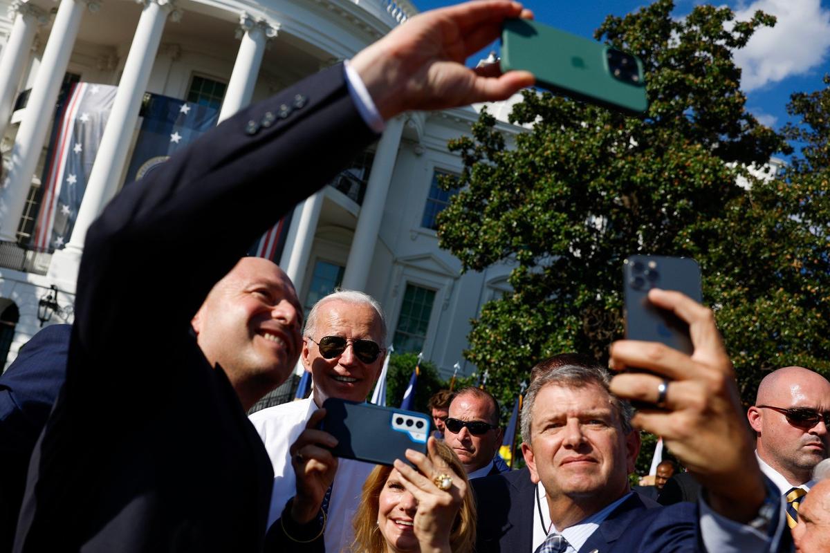 Джо Байден фотографируется с гостями после выступления, посвященного принятию Закона о снижении инфляции. Вашингтон, 13 сентября 2022 года. Фото: Anna Moneymaker / Getty Images