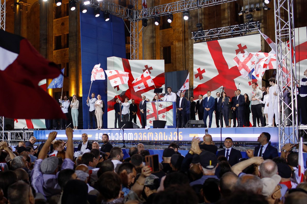Сцена, установленная у парламента, на митинге партии Грузии «Грузинская мечта» в Тбилиси, Грузия, 29 апреля 2024 года. Фото: David Mdzinarishvili / EPA-EFE