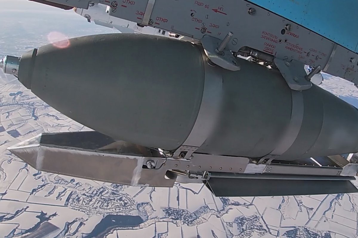 Неуправляемая авиационная бомба ФАБ-500 с модулем планирования и коррекции перед сбросом на территорию Украины. Фото: Министерство Обороны РФ / Telegram