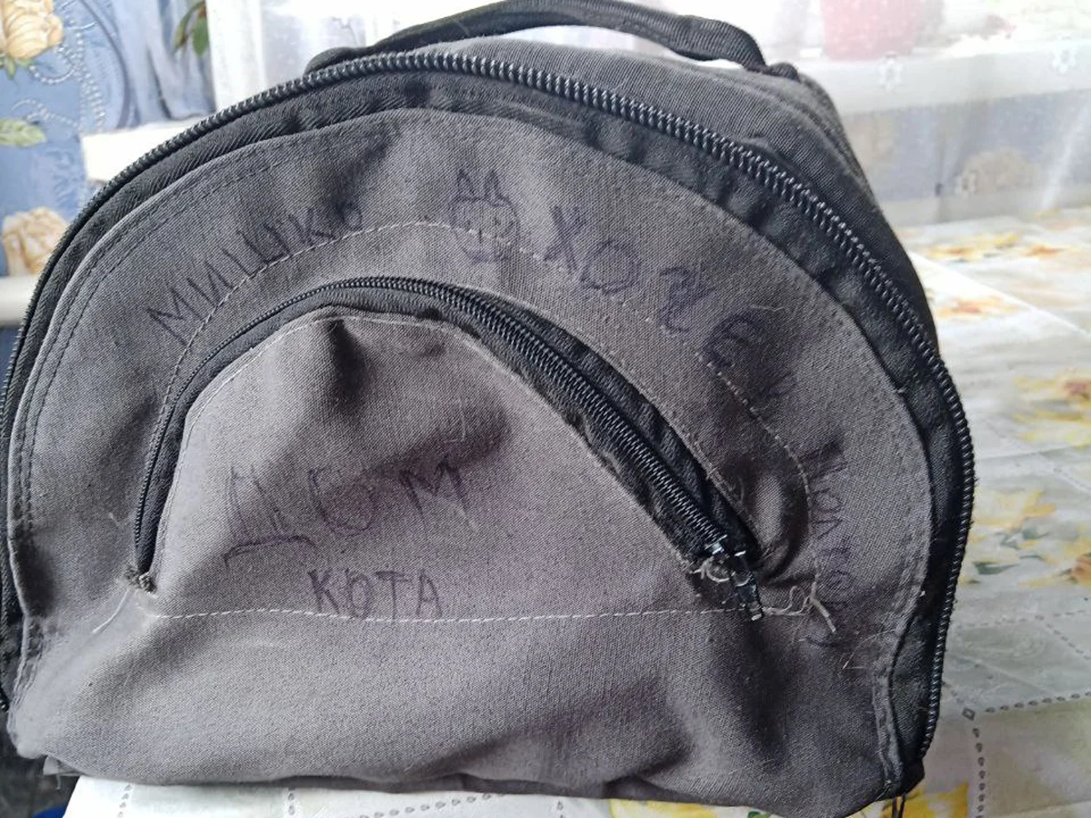 Сумка-переноска кота Мишко. Фото: <a data-sk="tooltip_parent" data-stringify-link="https://novosti.dn.ua/ru/article/9832-u-menya-kot-da-zhivoj-on-tozhe-iz-kolonii-istoriya-ukrainskogo-zashhitnika-osvobozhdennogo-v-hode" href="https://novosti.dn.ua/ru/article/9832-u-menya-kot-da-zhivoj-on-tozhe-iz-kolonii-istoriya-ukrainskogo-zashhitnika-osvobozhdennogo-v-hode" rel="noopener noreferrer" target="_blank">«Новости Донбасса»</a>