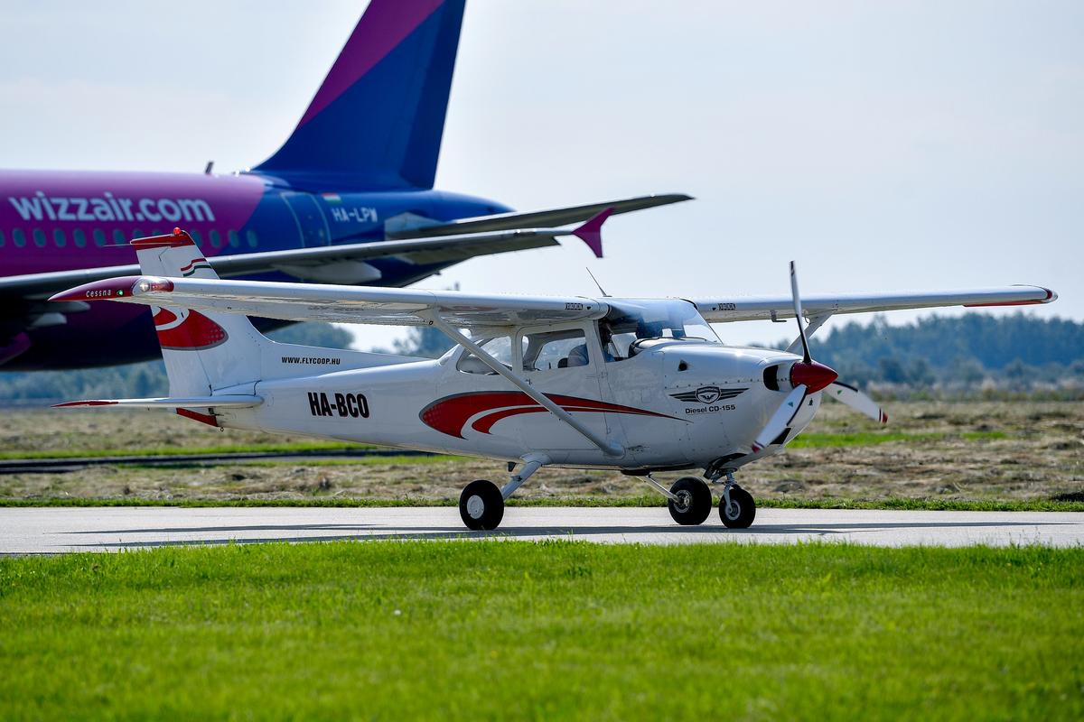 Самолет Cessna 172. Фото: EPA-EFE/ZSOLT CZEGLEDI