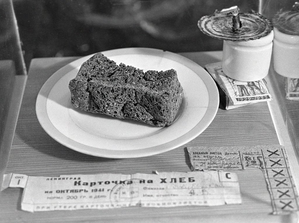 Блокадный хлеб и хлебные карточки времен Великой Отечественной войны в музее истории хлебопечения. Фото:  Wikimedia Commons , CC-BY-SA 3.0, CC BY-SA 3.0