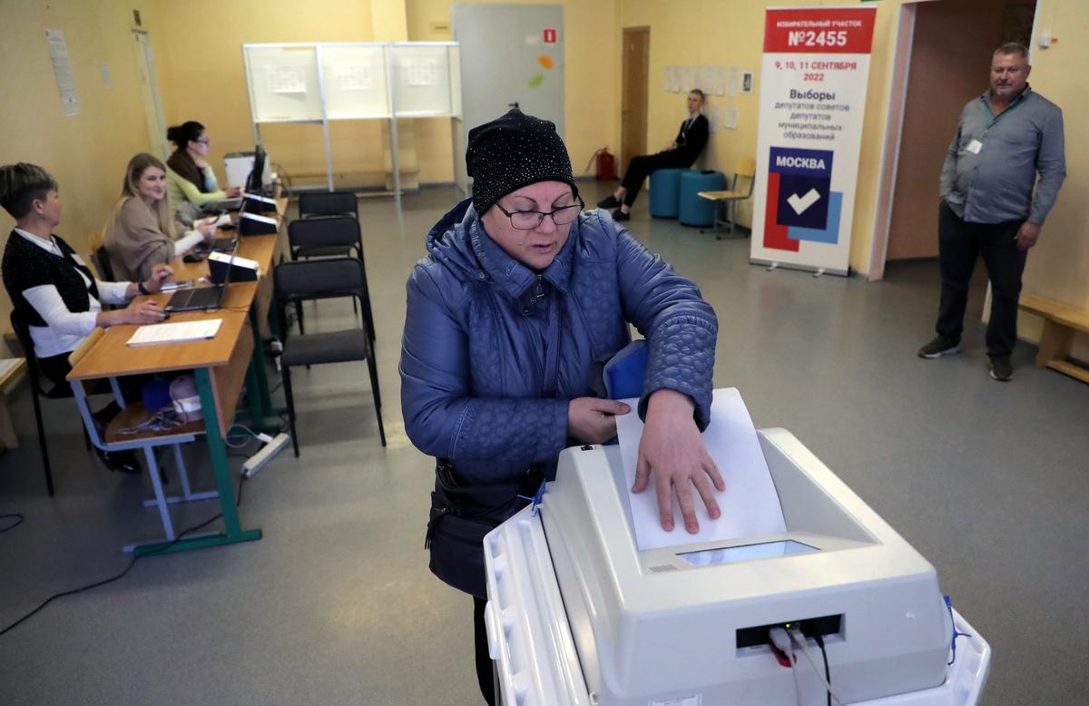 Голосование на избирательном участке в Москве, Россия, 11 сентября 2022 г. Фото: EPA-EFE/MAXIM SHIPENKOV