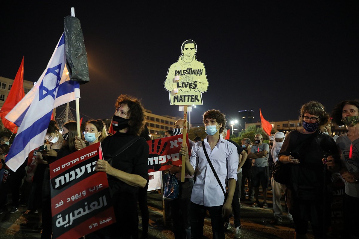 Евреи и арабы Израиля протестуют против «мирного плана» президента США Дональда Трампа по урегулированию палестино-израильского конфликта во время шествия в Тель-Авиве, Израиль, 06 июня 2020 года. Фото: Abir Sultan / EPA-EFE