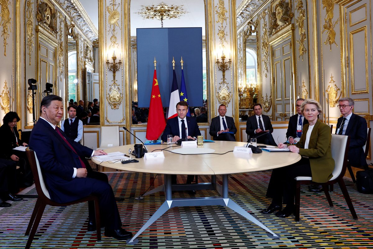 Эмманюэль Макрон, Си Цзиньпин и Урсула фон дер Ляйен во время трехсторонней встречи в Елисейском дворце в Париже, Франция, 6 мая 2024 года. Фото: Gonzalo Fuentes / EPA-EFE