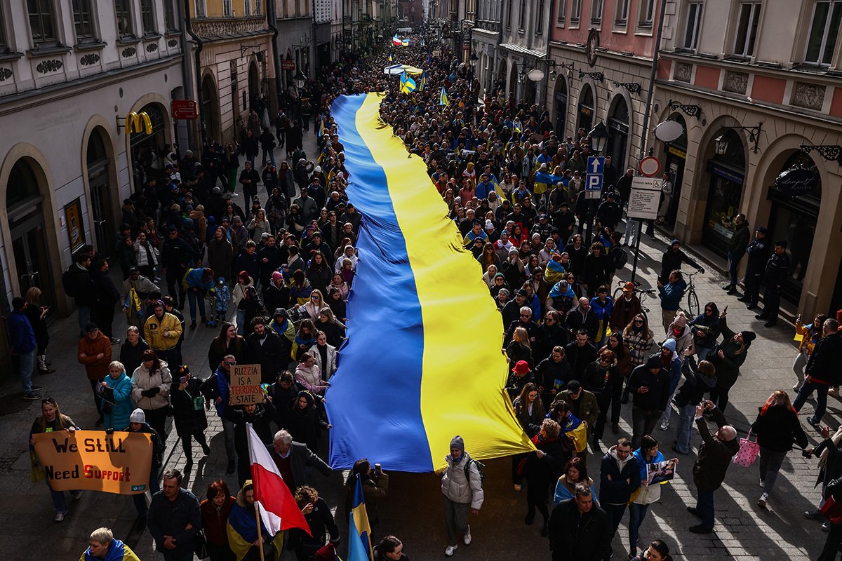 Граждане Украины и поддерживающие Украину на марше «Вместе за победу», Краков, Польша, 24 февраля 2024 года. Фото: Beata Zawrzel / NurPhoto / Getty Images