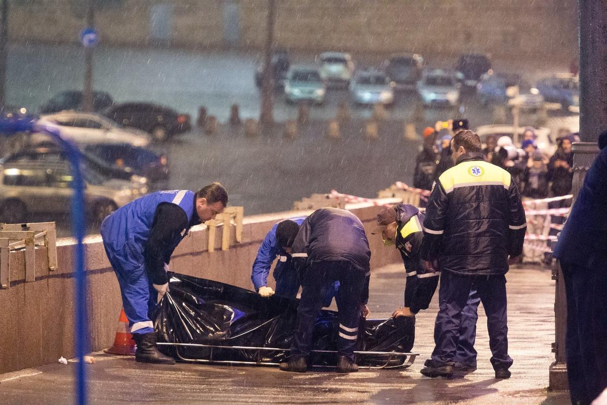 Тело убитого Бориса Немцова на Большом Москворецком мосту, 28 февраля 2015 года. Фото: Stringer / Anadolu Agency / Getty Images