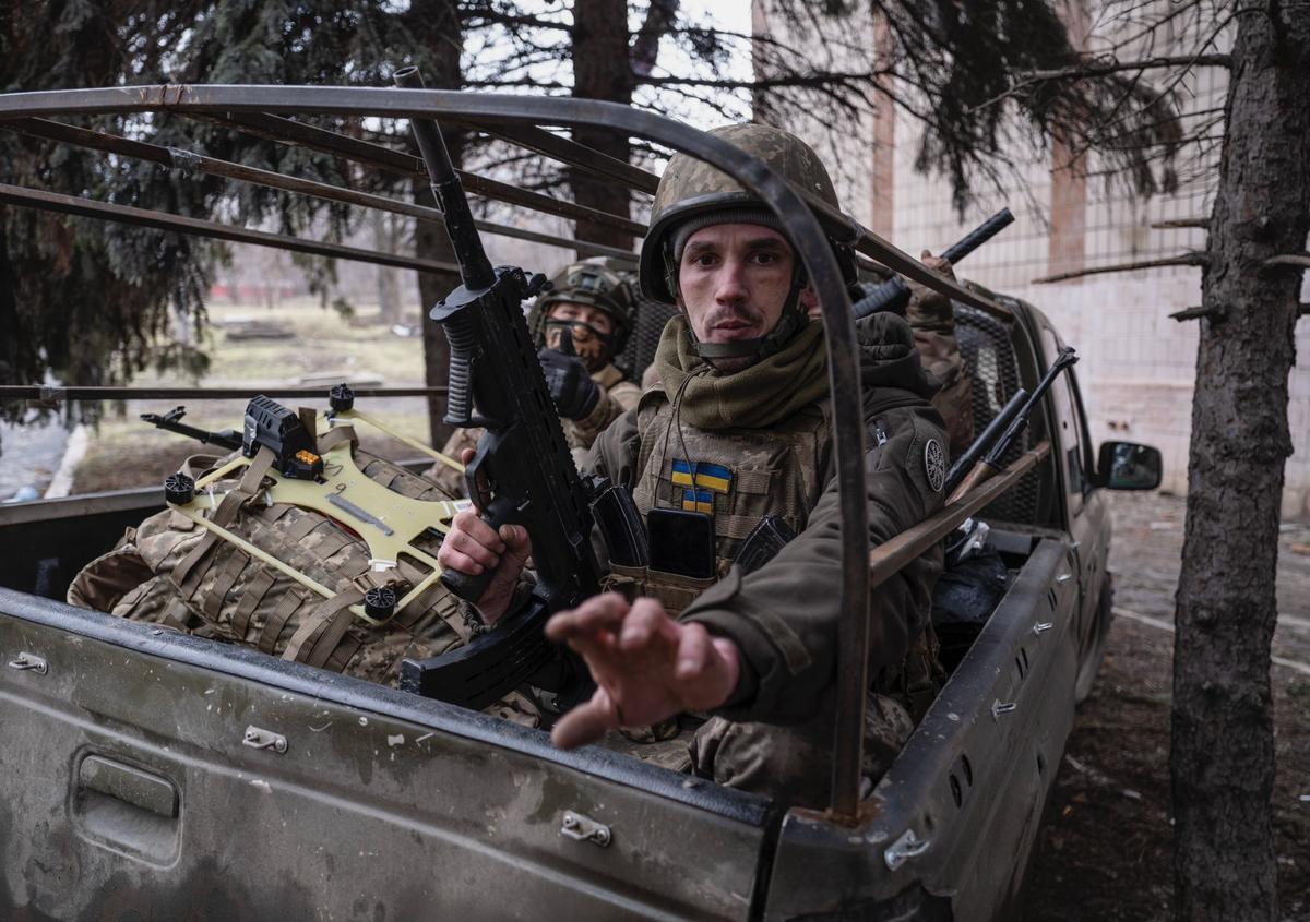 Ukrainian troops carry out an evacuation mission near Druzhkivka in the Donetsk region, 27 February 2026. Photo: EPA /AFU