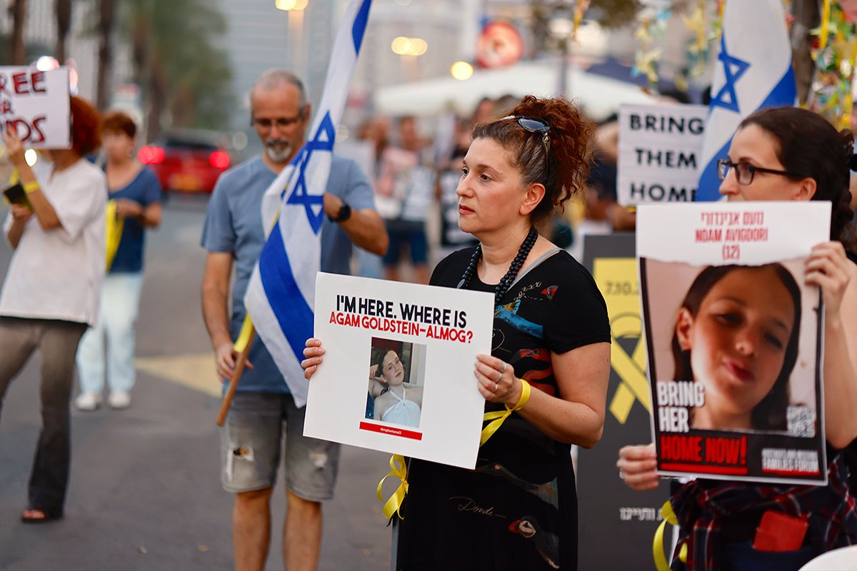 Демонстранты требуют освобождения людей, похищенных ХАМАСом, возле базы «Кирия» в Тель-Авиве, Израиль, 28 октября 2023 г.