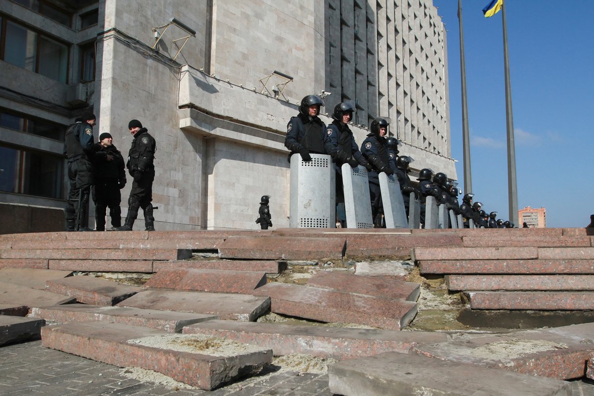 Украинские полицейские у здания областной администрации в Донецке, Украина, 7 марта 2014 года.Фото: Photomig / EPA