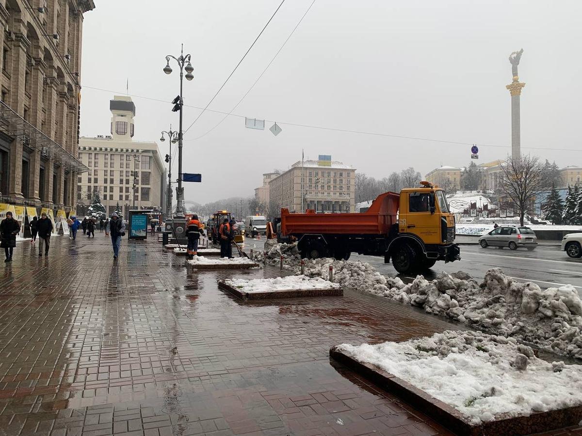 На Крещатике убирают снег. Фото: Ольга Мусафирова / специально для «Новой газеты Европа»