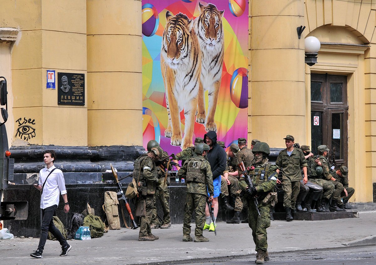 Военнослужащие частной военной компании «Вагнер» перекрыли улицу в центре Ростова-на-Дону, 24 июня 2023 года. Фото: Аркадий Будницкий / EPA-EFE