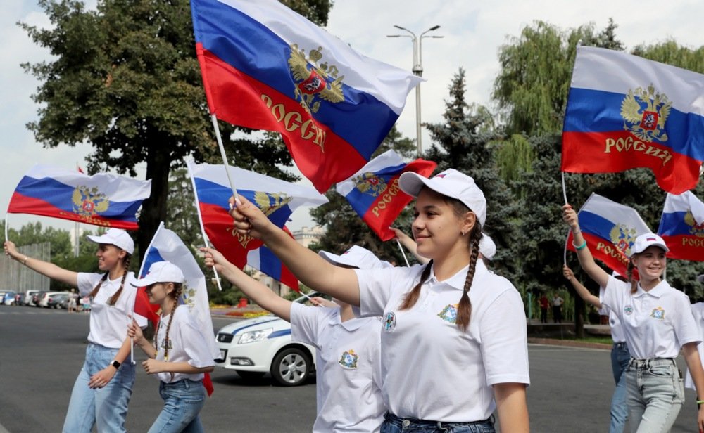 Russian children carry national flags during the 10th International Ethnic Festival in Bishkek, Kyrgyzstan, July 2022. Photo: EPA-EFE/IGOR KOVALENKO