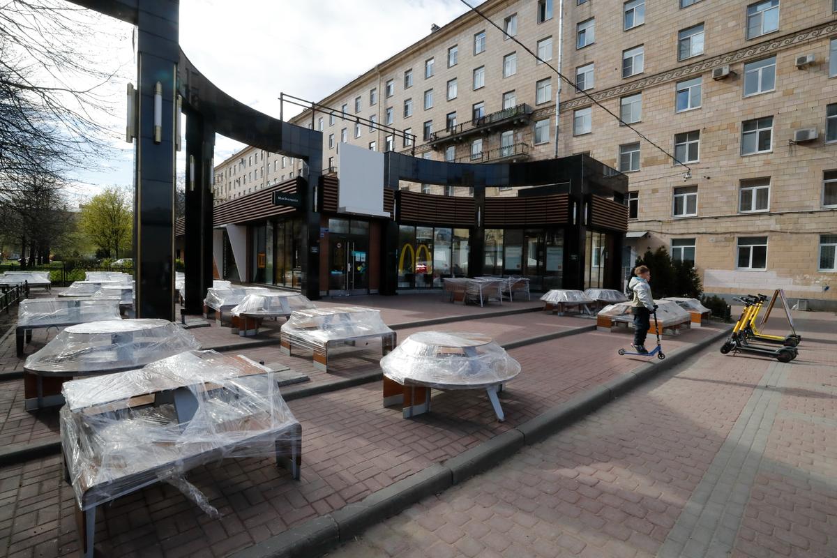 Outdoor tables wrapped in plastic at a closed McDonald’s restaurant in St. Petersburg, 15 May 2022. Photo: EPA-EFE/ANATOLY MALTSEV