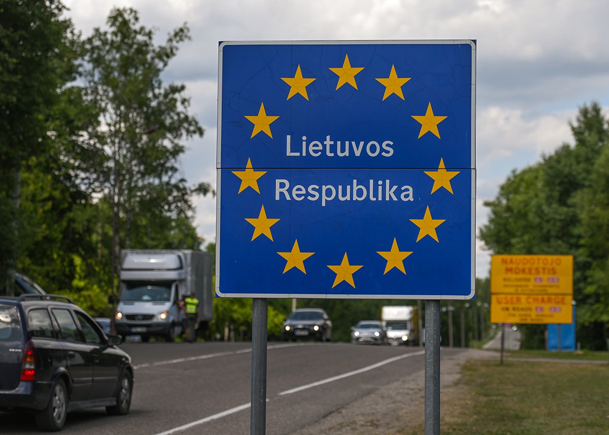 Знак Литовской Республики возле бывшего пограничного перехода между Польшей и Литвой в Лаздияй, 15 июля 2023 года. Фото: Artur Widak / NurPhoto / Getty Images