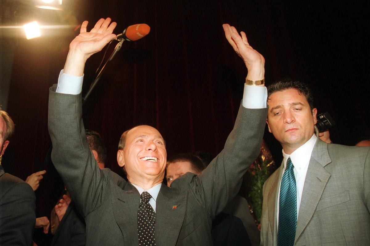 Сильвио Берлускони во время предвыборной кампании в 2001 году. Фото: Franco Origlia/Getty Images