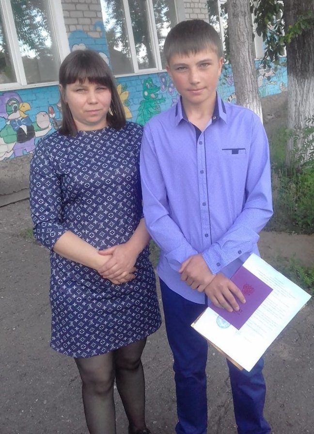 Алексей с мамой в день окончания 9-го класса. Фото из семейного архива