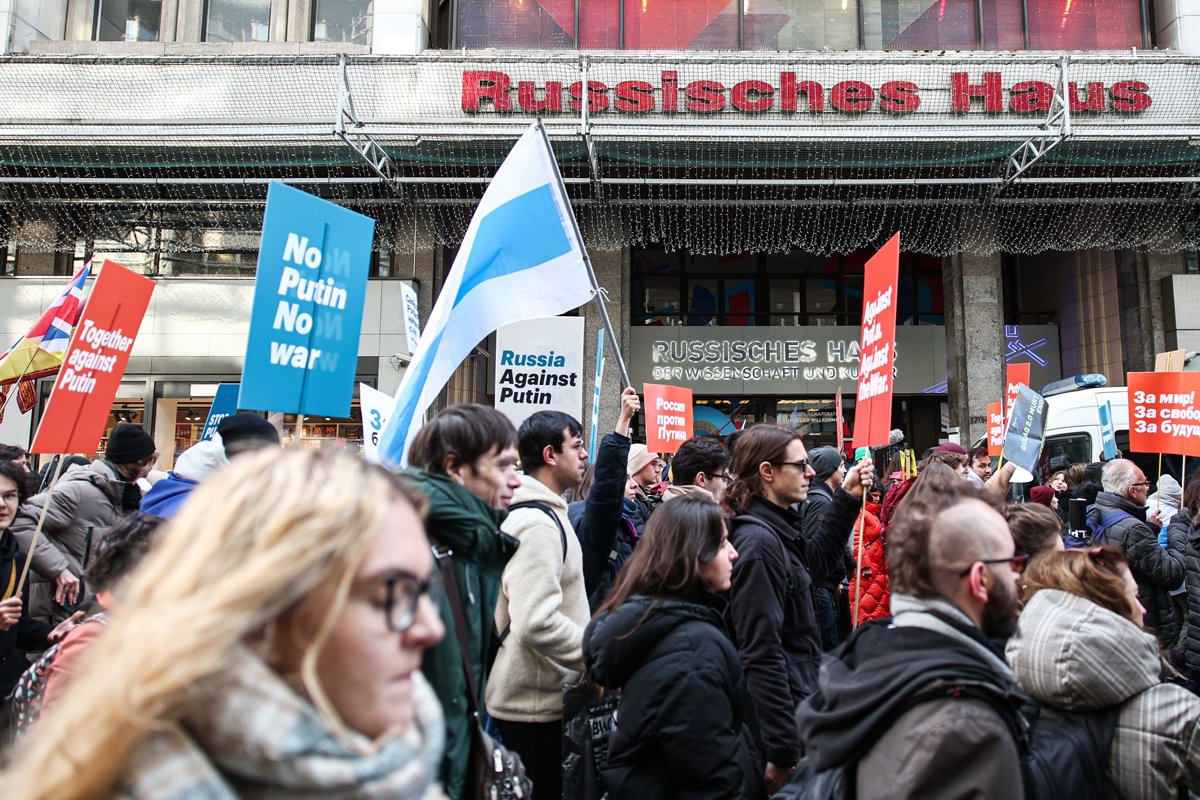 Участники антивоенной демонстрации возле Русского дома в Берлине, Германия, 1 марта 2025 года. Фото: Hannes P. Albert / dpa / Scanpix / LETA
