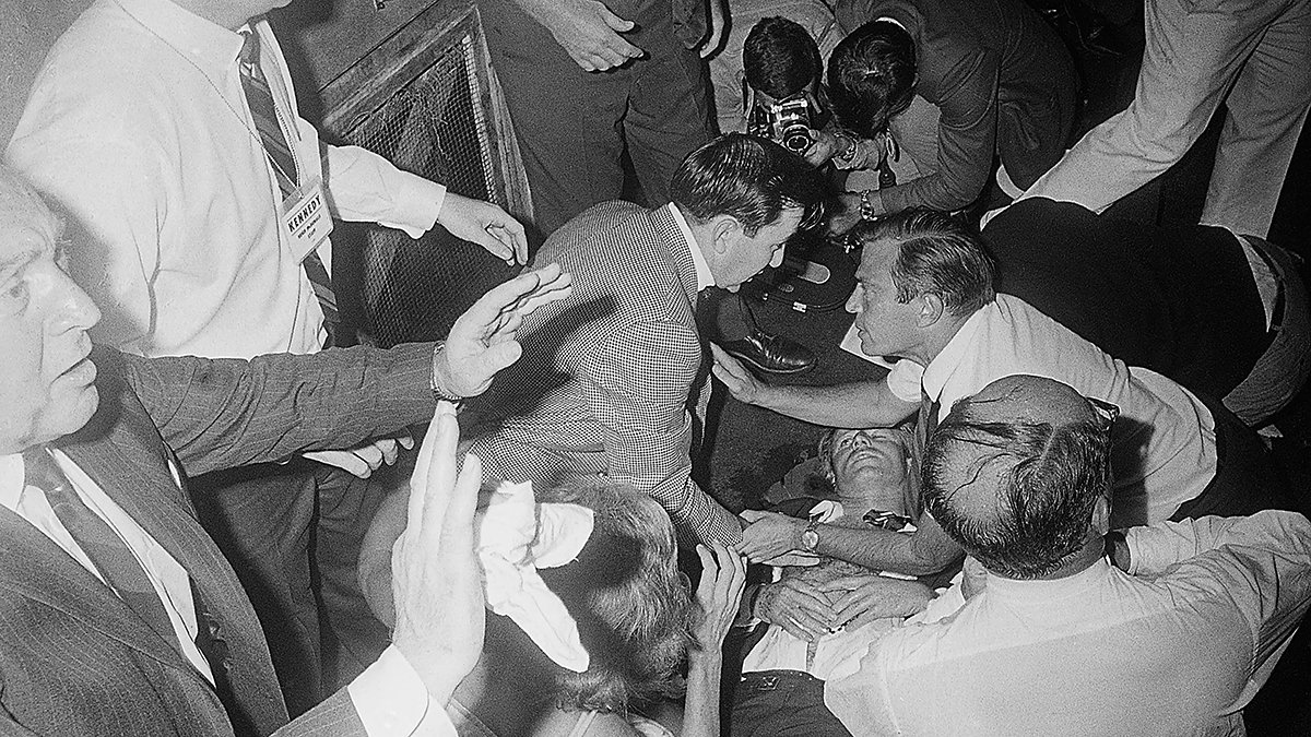 Роберт Ф. Кеннеди, после выстрела, ставшего впоследствии смертельным. 5 июня, 1968 года, Лос Анджелес. Фото: Bettmann Archive