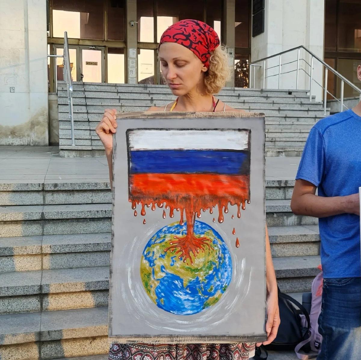 Елена Санина на антивоенном митинге в Болгарии. Фото: соцсети