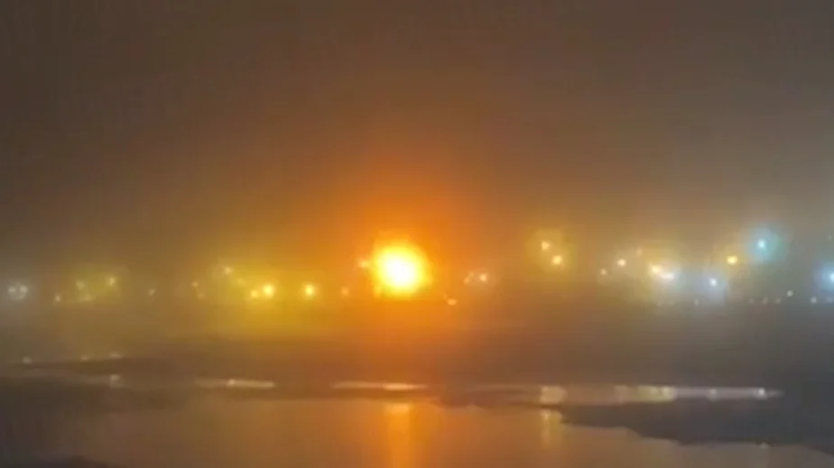 В Усть-Луге Ленинградской области горит химический завод