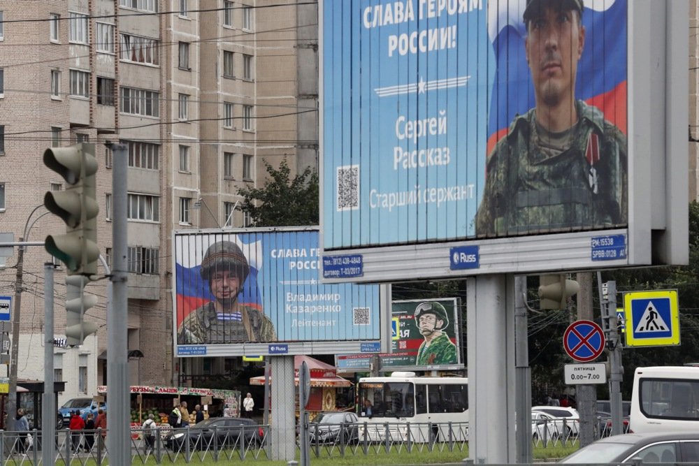 Billboards depicting soldiers with the slogan ‘Glory to the Heroes of Russia’ stand in St. Petersburg, Russia, 30 August 2022. Photo: EPA-EFE/ANATOLY MALTSEV