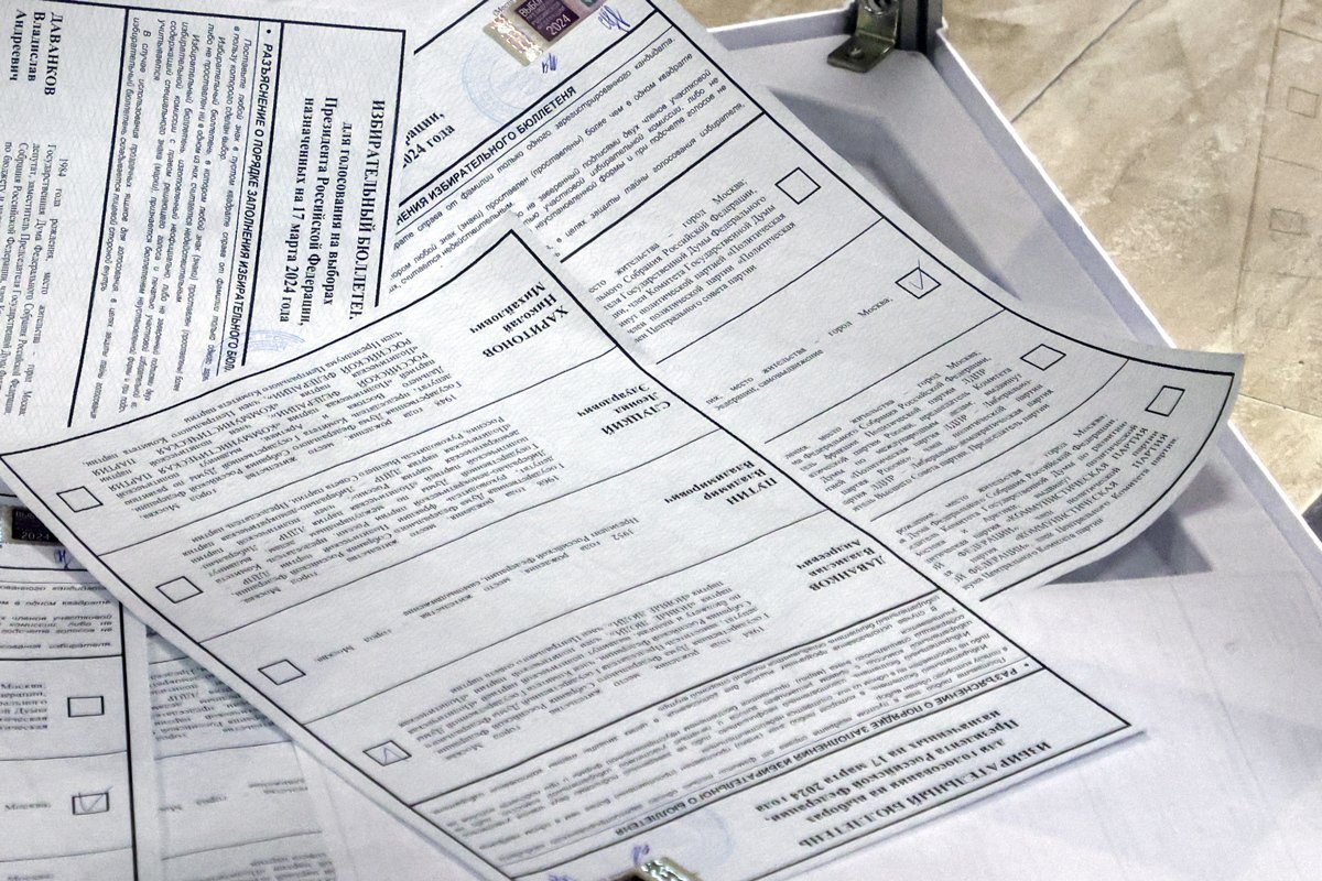 Бюллетени в ящике на избирательном участке, Москва, 17 марта 2024 года. Фото: Сергей Ильницкий / EPA-EFE