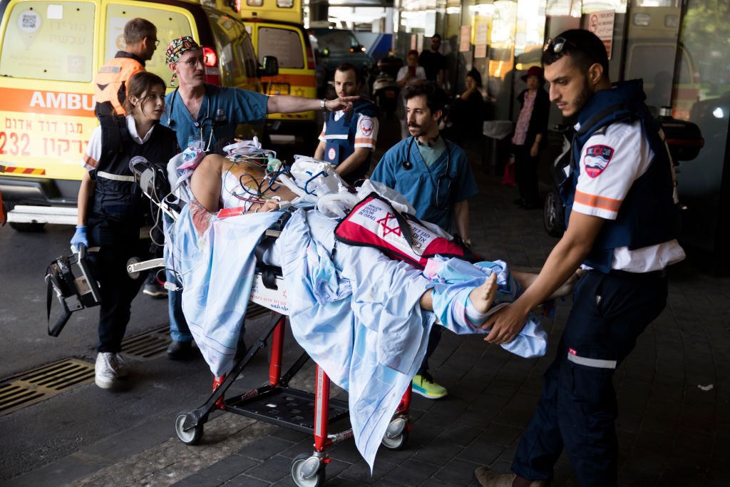 Раненого израильского солдата доставляют в госпиталь. Фото: Amir Levy / Getty Images