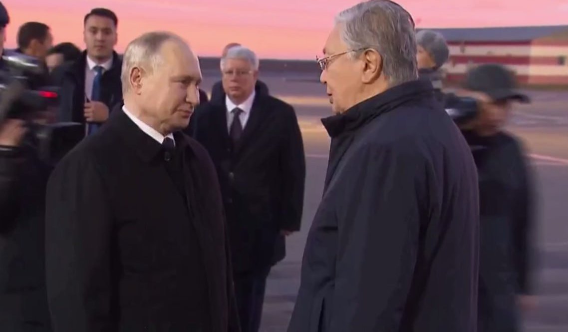 Путин и Токаев встретились в аэропорту Казахстана. Скрин:  видео