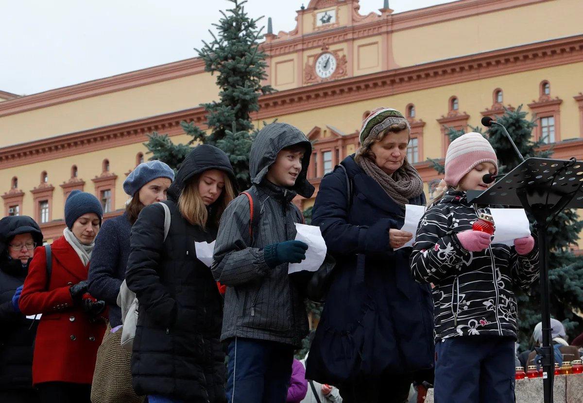 Participants stand in line to read the names of victims of repression, Moscow, 29 October 2018. Photo: Sergey Karpukhin / Reuters / Scanpix / LETA