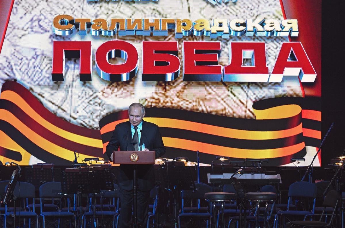 Владимир Путин выступает с речью в Волгограде: «Нам есть что ответить, и применением бронетехники дело не закончится», 2 февраля. Фото: EPA-EFE/DMITRY AZAROV / SPUTNIK / KREMLIN POOL MANDATORY CREDIT