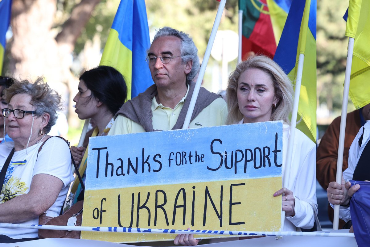 Украинцы возле резиденции президента перед приездом в Португалию Владимира Зеленского, Лиссабон, 28 мая 2024 года. Фото: Manuel De Almeida / EPA-EFE