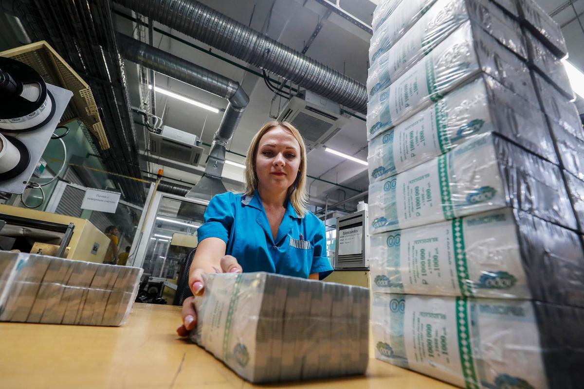 Freshly printed 1,000-ruble banknotes at the Moscow Printing Factory, 11 July 2019. Photo: EPA-EFE/SERGEI ILNITSKY