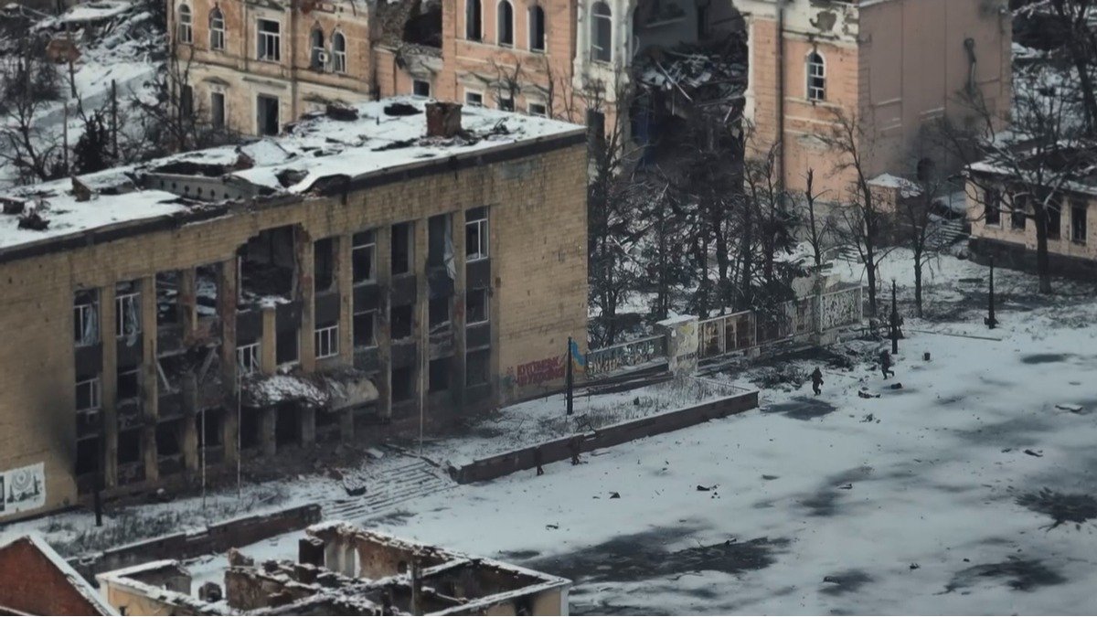 ВСУ установили флаг на здании горсовета Купянска, а Герасимов снова объявил, что войска РФ не сдали позиции