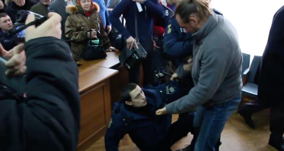 Конфликт Стремоусова с полицейским в зале заседаний городского совета Херсона. Фото: скрин  видео