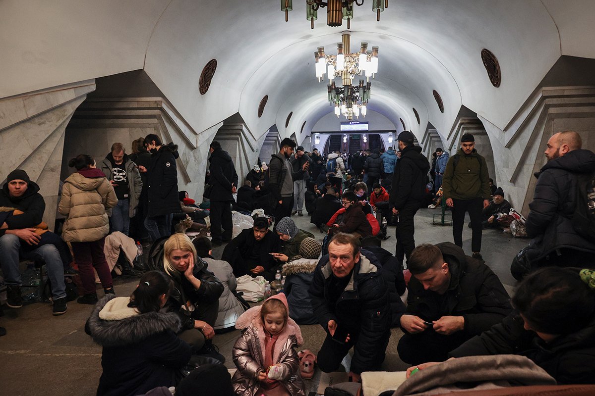 Украинцы укрываются на станции метро Пушкинская в Харькове, Украина, 24 февраля 2022 года. Фото: Сергей Козлов / EPA-EFE